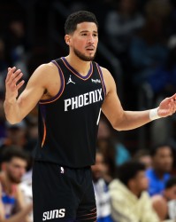 平台-互不相让！首节萨尔8中4拿到9分5篮板 布克5中3贡献8分6助攻