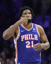 游刃有余！恩比德半场8中6拿到17分5板 正负值+17